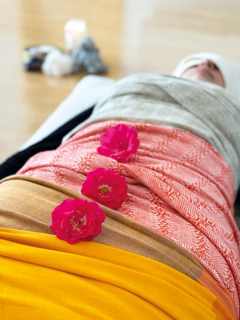 Anastasia Derr – freie Doula im Ortenaukreis: Schließungszeremonie mit Rebozo, wärmender Massage und nährendem Essen